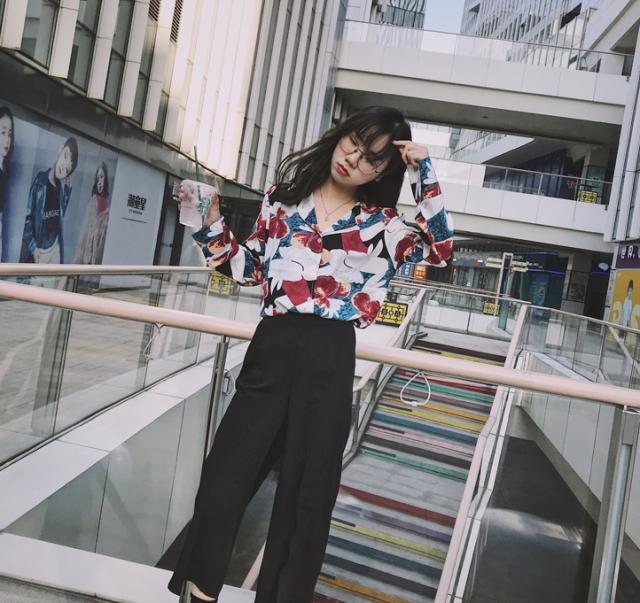 トップス シャツ ミディアム丈 袖あり 長袖 Vネック 襟付き シフォン 前開き ポリエステル かわいい 大人可愛い おしゃれ お洒落 かっこいい レトロ アジアン エスニック エキゾチック 大人女子 個性的 クール モード系 主役級 存在感 柄 プリント 春 夏 秋 10代 20代 トップス シャツ ミディアム丈 袖あり 長袖 Vネック 襟付き シフォン