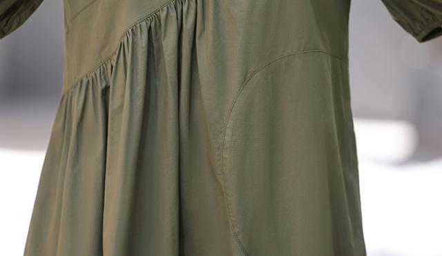 ワンピース ワンピドレス 膝丈 ひざ丈 袖あり 半袖 パフスリーブ ラウンドネック 襟なし セミフレア Aライン かわいい 大人可愛い シンプル カジュアル 大人 上品 おしゃれ お洒落 アジアン エスニック エキゾチック 大人女子 ラフ フォーマル 無地 夏 秋 20代 30代_17