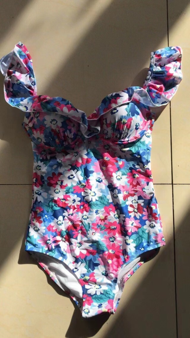 水着 スイムウエア ワンピース水着 フリル 肩紐フリル 谷間見せ デコルテ 体型カバー スタイルアップ くびれ かわいい 大人可愛い きれいめ セクシー シンプル カジュアル 華やか おしゃれ 主役級 存在感 個性的 クール スタイリッシュ モダン 夏 サマー 10代 20代 30代 40代 水着 スイムウエア ワンピース水着 フリル 肩紐フリル 谷間見せ