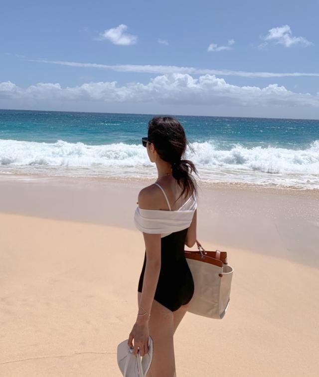 オフショル クロス デザイン モノトーン ワンピース 水着 ワンピース水着 体系カバー水着 オフショルダー かわいい 大人可愛い きれいめ セクシー シンプル カジュアル ナチュラル 華やか 大人 大人っぽい おしゃれ 女っぽ クール シック モード系 スタイリッシュ モダン 無地 オフショル クロス デザイン モノトーン ワンピース 水着 ワンピース