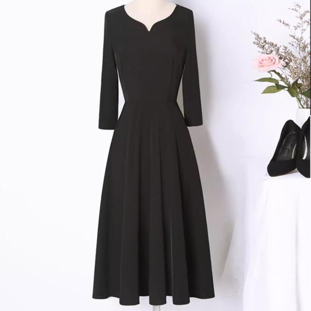 エレガント デコルテあき Vネック 黒 フレアワンピース 七分丈 無地 ミディアム お呼ばれ ドレス ワンピース 膝下 袖あり 7分袖 七分袖 襟なし Aライン ファスナー かわいい 大人可愛い きれいめ シンプル 大人 上品 おしゃれ 大人女子 こなれ感 クール モード系 セクシー