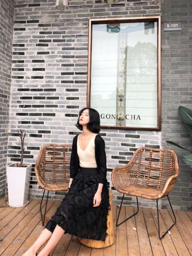 フェザースカート フレアスカート Aライン ミモレ丈 大き揺れる ふわふわ フェアリー かわいい 大人可愛い きれいめ シンプル カジュアル 大人 上品 おしゃれ お洒落 かっこいい レトロ こなれ感 ラフ ラブリー キュート ガーリー 個性的 モード系 セクシー エレガント モダン_5