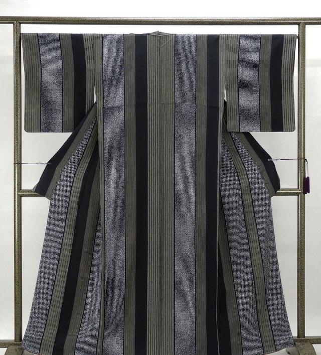 小紋 未着用美品 正絹 縦縞幾何丸模様 身丈161cm 裄丈66.5cm 小紋 未使用 新古品 着物 カジュアル c0266の通販は