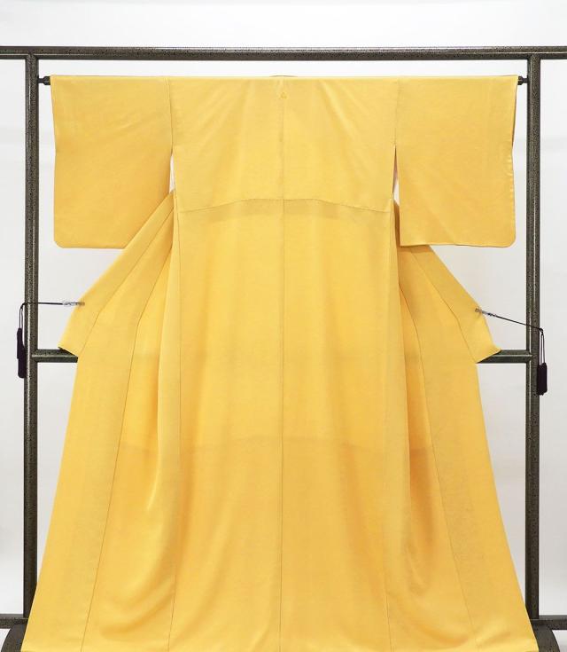 色無地 正絹 渋め支子 身丈163.5cm 裄丈65cm 変り飛桜蝶 リサイクル 中古 着物 結婚式 入学式 卒業式 a4078