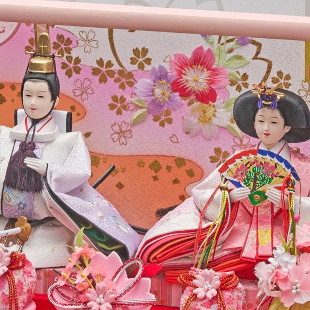 間口55cm 親王飾り 平飾り 刺繍桜柄衣装 ピンク衣装 小三五親王 白木目つや消し台 のし対応 雛人形 親王平飾り 羽衣 小十番 立雛親王 桜刺繍 金彩しだれ桜