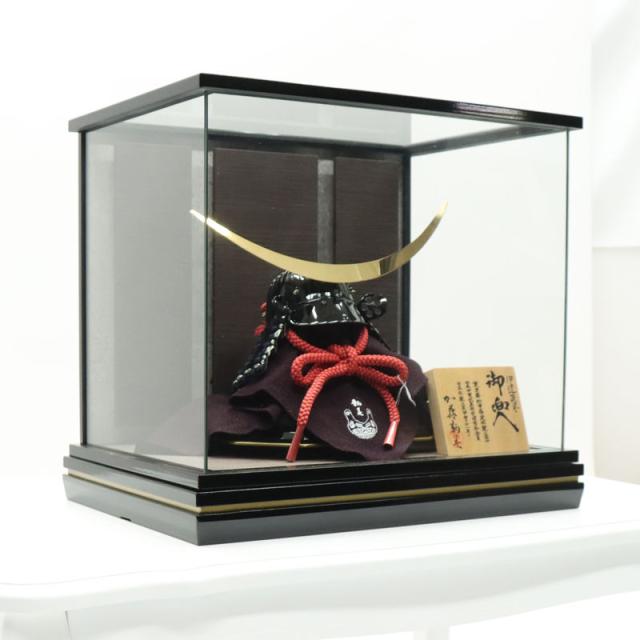 五月人形 ケース入兜 加藤鞆美作 三分の一 幻 伊達政宗 USB照明付き 2025-yb036 幅41cm ケース飾り 戦国武将 端午の節句 節句 お祝い インテリア 五月人形