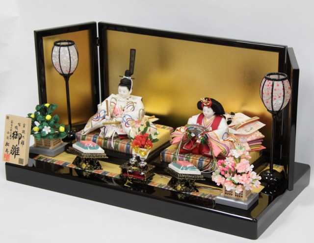雛人形親王平飾り 小出松寿 おぼこ雛 四寸 京刺繍桜結び hn188 1hs1685 幅69cm 金沢絹目 2人 (213to1700) ひな人形 雛祭