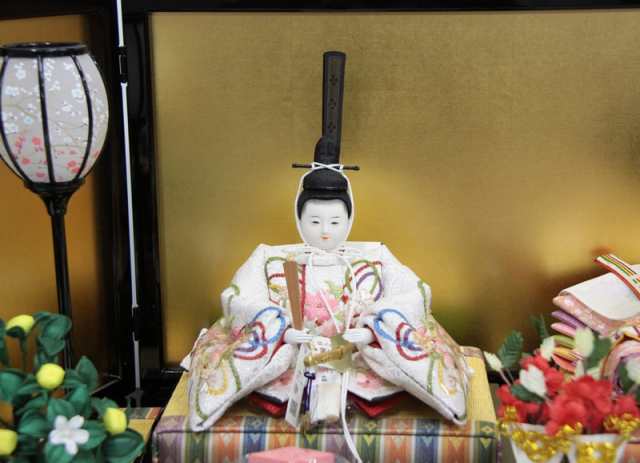 雛人形親王平飾り 小出松寿 おぼこ雛 四寸 京刺繍桜結び hn188 1hs1685 幅69cm 金沢絹目 2人 (213to1700) ひな人形 雛祭