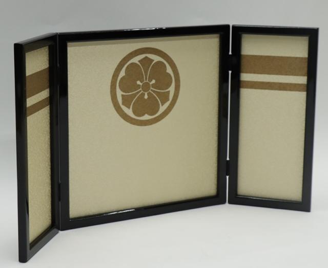 アウトレット品 屏風 屏風のみ 13号 三曲屏風 別誂 家紋入り屏風 焼桐三方枠 丸に木瓜 530062-13 23a-ya-0173 アウトレット品 屏風 単品 23号 山に雲 四曲屏風 木肌 飾り幅：90