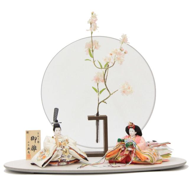 雛人形 親王平飾り 小出松寿 総刺繍  京十二番 スワロフスキー入り hn28 hs716 幅60cm モニュメント丸窓SAKURA MIROKU白 2人 (24hina-ya-to0722) ひな人形 雛祭の通販は 112,000円