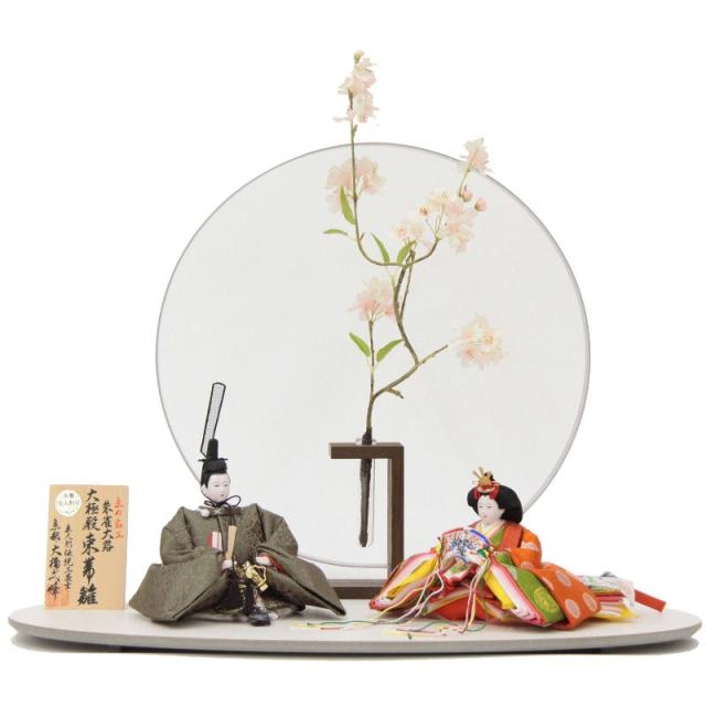 雛人形 親王平飾り 大橋弌峰 京雛 芥子 掬塵  hn366 hs716 幅60cm モニュメント丸窓SAKURA MIROKU白 2人 (24hina-ya-to0731) ひな人形 雛祭の通販は 174,500円