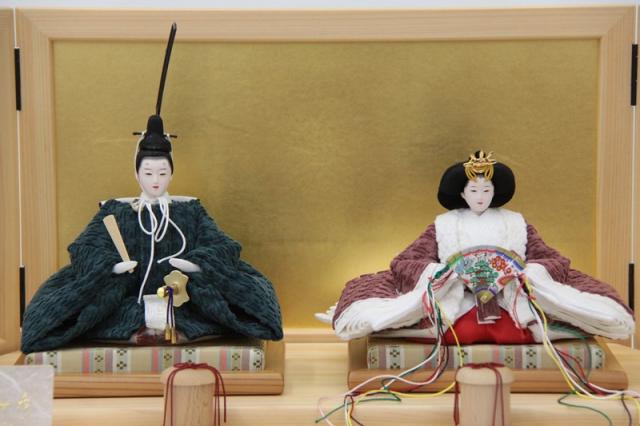 雛人形 親王平飾り 田村芙紗彦 京十二番 SenSen 緑×エンジ hn405 hs1015 幅63cm 桧金屏風 2人 (24hina-ya-to1018) ひな人形 雛祭の通販は