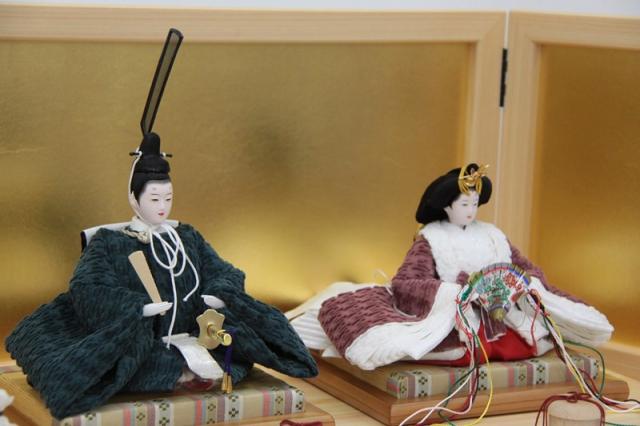 雛人形 親王平飾り 田村芙紗彦 京十二番 SenSen 緑×エンジ hn405 hs1015 幅63cm 桧金屏風 2人 (24hina-ya-to1018) ひな人形 雛祭の通販は