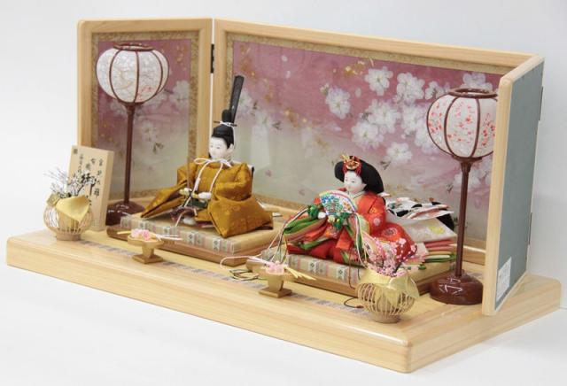 雛人形 親王平飾り 小出松寿 おぼこ雛 四寸 黄櫨染 hn191 hs1624 幅69cm 押し花屏風 春告げ桜 (24hina-ya-to1652) ひな人形 雛祭の通販は