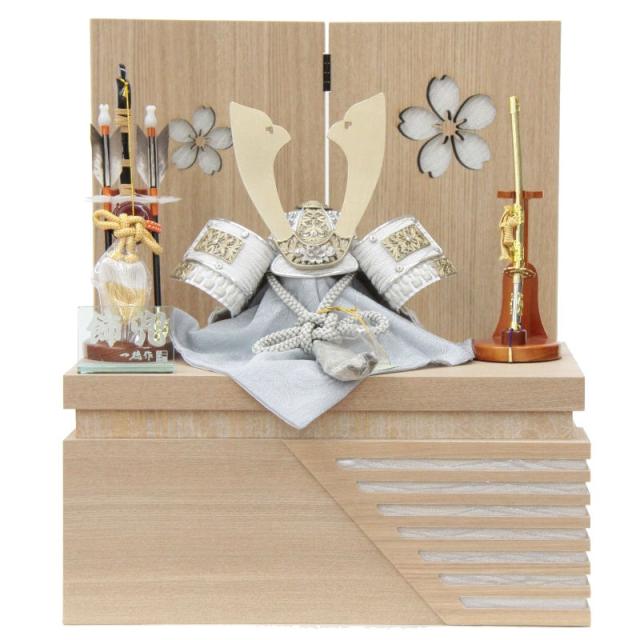 五月人形 兜 収納飾り 8号 幅38.5cm（245to0051）一徳 銀白矧ぎ合せセット 透かし彫り桜白木屏風 （yb1079） 端午の節句 インテリアの通販は