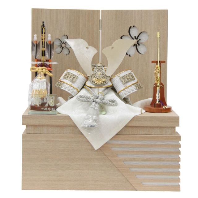 五月人形 兜 収納飾り 8号 幅38.5cm（245to0052）一徳 金白矧ぎ合せセット 透かし彫り桜白木屏風 （yb1079） 端午の節句 インテリアの通販は 99,800円