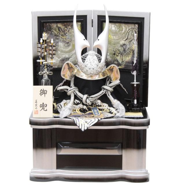 五月人形 着用兜 収納飾り 25号 幅61cm（245to0308）貫先兜 シルバー 彫金 黒銀ぼかし龍虎彫金 ym1199n（gk220b/yb1083/yy1055/gs305） 端午の節句 インテリアの通販は