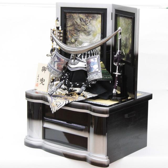 五月人形 着用兜 収納飾り 25号 幅61cm（245to0313）伊達兜 ブロンズ前立、銀鉢 戦国武将 黒銀ぼかし龍虎彫金 ym1204n（gk225b/yb1083/yy1055/gs305） 端午の節句 インテリアの通販は