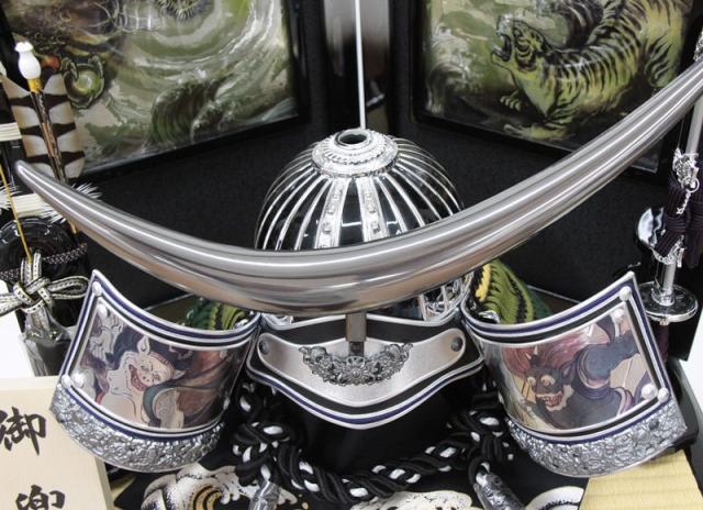 五月人形 着用兜 収納飾り 25号 幅61cm（245to0313）伊達兜 ブロンズ前立、銀鉢 戦国武将 黒銀ぼかし龍虎彫金 ym1204n（gk225b/yb1083/yy1055/gs305） 端午の節句 インテリアの通販は