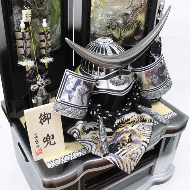 五月人形 着用兜 収納飾り 25号 幅61cm（245to0313）伊達兜 ブロンズ前立、銀鉢 戦国武将 黒銀ぼかし龍虎彫金 ym1204n（gk225b/yb1083/yy1055/gs305） 端午の節句 インテリアの通販は