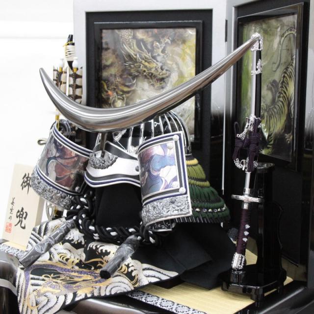 五月人形 着用兜 収納飾り 25号 幅61cm（245to0313）伊達兜 ブロンズ前立、銀鉢 戦国武将 黒銀ぼかし龍虎彫金 ym1204n（gk225b/yb1083/yy1055/gs305） 端午の節句 インテリアの通販は