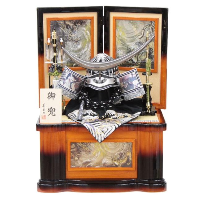 五月人形 着用兜 収納飾り 25号 幅61cm（245to0322）伊達兜 ブロンズ前立、銀鉢 戦国武将 王朝塗り龍虎彫金 ym1204n（gk225b/yb1084/yy1056/gs314） 端午の節句 インテリアの通販は