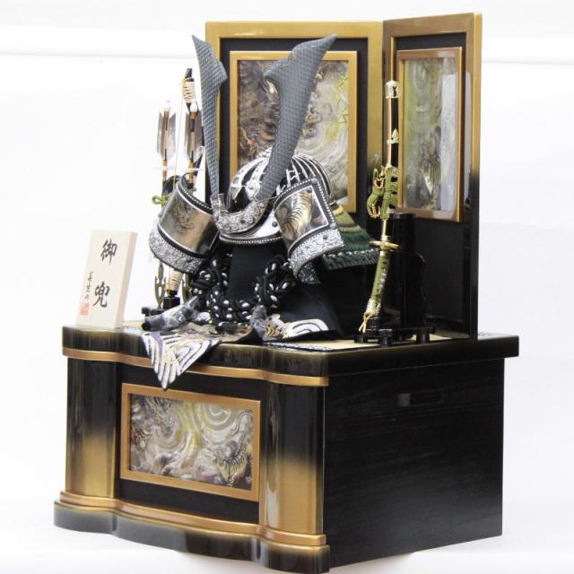 五月人形 着用兜 収納飾り 25号 幅61cm（245to0328）ブロンズ松葉鍬形 ブロンズ松葉鍬形 黒金ぼかし龍虎彫 ym1201n（gk222b/yb1085/yy1056/gs323） 端午の節句 インテリアの通販は