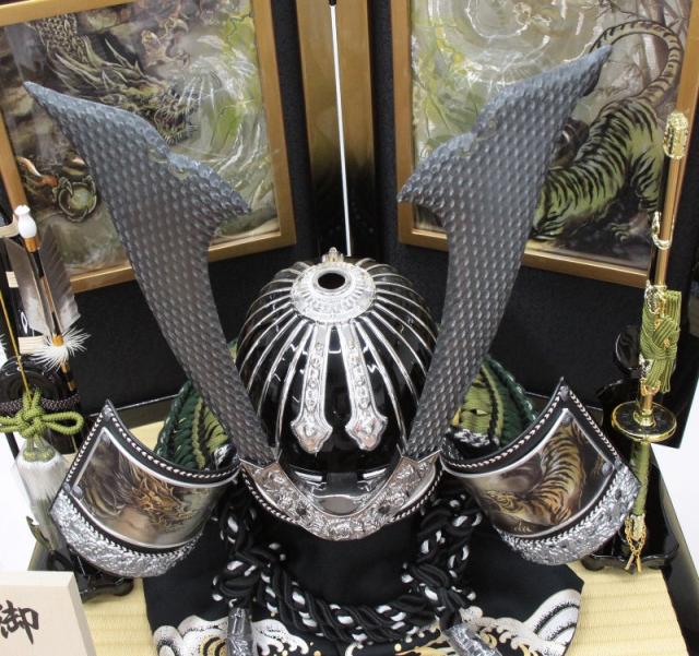 五月人形 着用兜 収納飾り 25号 幅61cm（245to0328）ブロンズ松葉鍬形 ブロンズ松葉鍬形 黒金ぼかし龍虎彫 ym1201n（gk222b/yb1085/yy1056/gs323） 端午の節句 インテリアの通販は