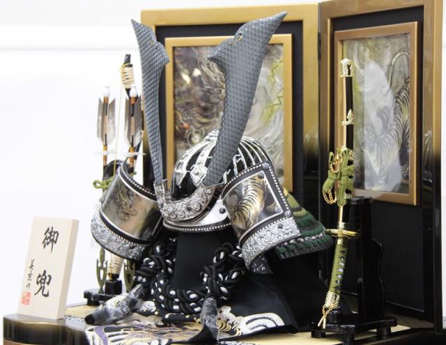 五月人形 着用兜 収納飾り 25号 幅61cm（245to0328）ブロンズ松葉鍬形 ブロンズ松葉鍬形 黒金ぼかし龍虎彫 ym1201n（gk222b/yb1085/yy1056/gs323） 端午の節句 インテリアの通販は