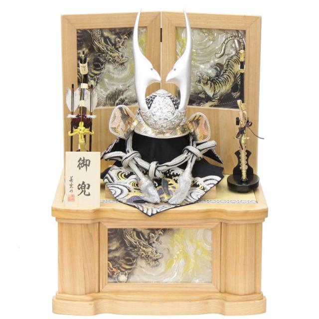 五月人形 着用兜 収納飾り 25号 幅63cm（245to0836）貫先兜 シルバー 彫金 武将 木目セット ym1199n（gk220b/yb1096/yy1058/gs833） 端午の節句 インテリアの通販は 99,800円