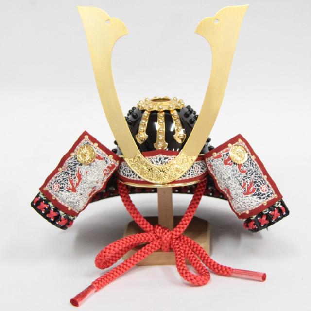 五月人形 兜 収納飾り 1/3（245to0102）鞆美 ym1093n（gk87b/yb1074/yy1017/gs98） 五月人形 源義家公 兜収納飾り 兜飾り 加藤鞆美作 源義家公