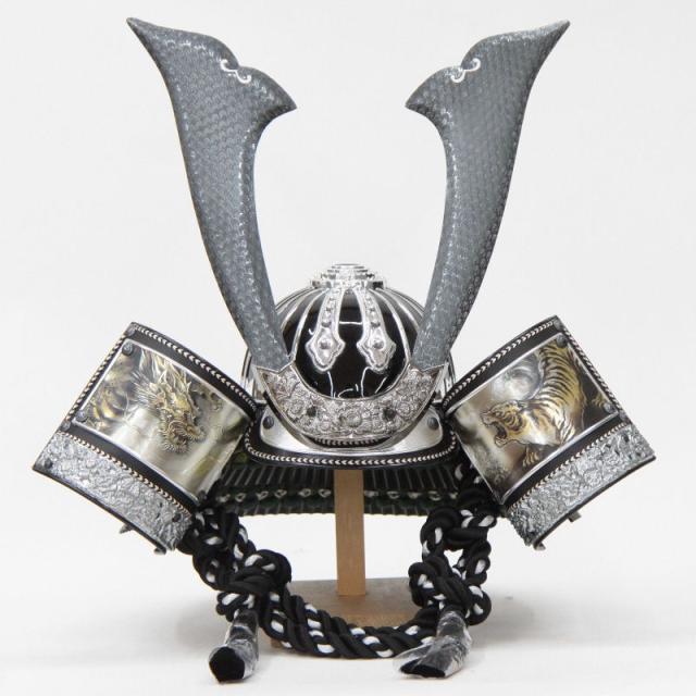 五月人形 着用兜 収納飾り 25号 幅61cm（245to0328）ブロンズ松葉鍬形 ブロンズ松葉鍬形 黒金ぼかし龍虎彫 ym1201n（gk222b/yb1085/yy1056/gs323） 端午の節句 インテリアの通販は