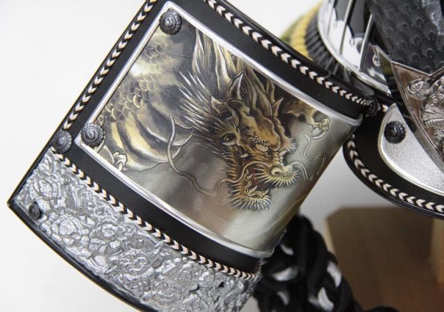 五月人形 着用兜 収納飾り 25号 幅61cm（245to0328）ブロンズ松葉鍬形 ブロンズ松葉鍬形 黒金ぼかし龍虎彫 ym1201n（gk222b/yb1085/yy1056/gs323） 端午の節句 インテリアの通販は