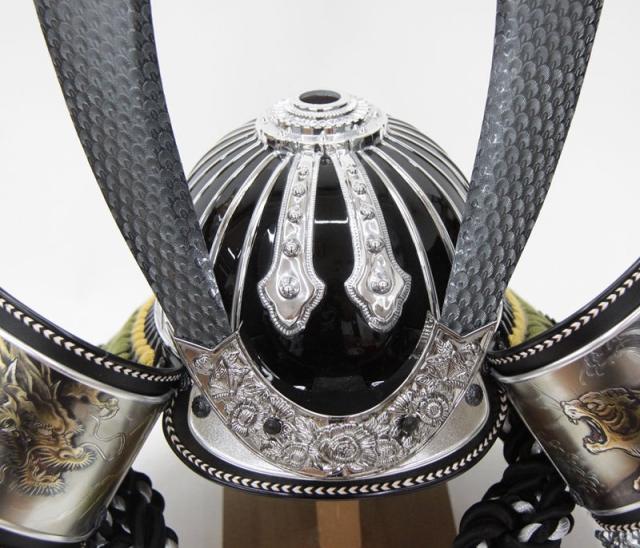 五月人形 着用兜 収納飾り 25号 幅61cm（245to0328）ブロンズ松葉鍬形 ブロンズ松葉鍬形 黒金ぼかし龍虎彫 ym1201n（gk222b/yb1085/yy1056/gs323） 端午の節句 インテリアの通販は