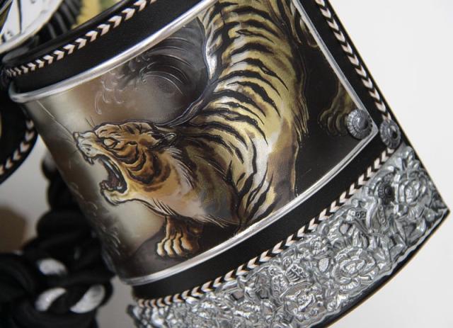 五月人形 着用兜 収納飾り 25号 幅61cm（245to0328）ブロンズ松葉鍬形 ブロンズ松葉鍬形 黒金ぼかし龍虎彫 ym1201n（gk222b/yb1085/yy1056/gs323） 端午の節句 インテリアの通販は