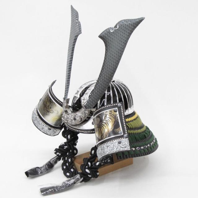 五月人形 着用兜 収納飾り 25号 幅61cm（245to0328）ブロンズ松葉鍬形 ブロンズ松葉鍬形 黒金ぼかし龍虎彫 ym1201n（gk222b/yb1085/yy1056/gs323） 端午の節句 インテリアの通販は