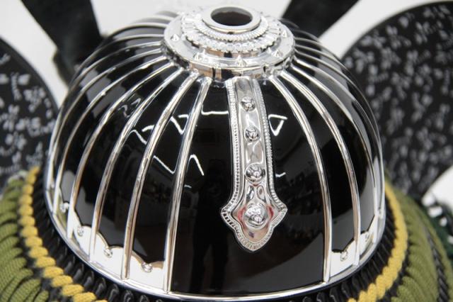 五月人形 着用兜 収納飾り 25号 幅61cm（245to0328）ブロンズ松葉鍬形 ブロンズ松葉鍬形 黒金ぼかし龍虎彫 ym1201n（gk222b/yb1085/yy1056/gs323） 端午の節句 インテリアの通販は