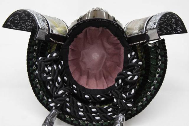 五月人形 着用兜 収納飾り 25号 幅61cm（245to0328）ブロンズ松葉鍬形 ブロンズ松葉鍬形 黒金ぼかし龍虎彫 ym1201n（gk222b/yb1085/yy1056/gs323） 端午の節句 インテリアの通販は