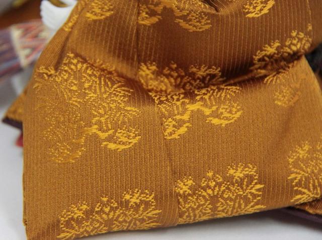 雛人形 親王平飾り 小出松寿 おぼこ雛 四寸 黄櫨染 hn191 hs1624 幅69cm 押し花屏風 春告げ桜 (24hina-ya-to1652) ひな人形 雛祭の通販は