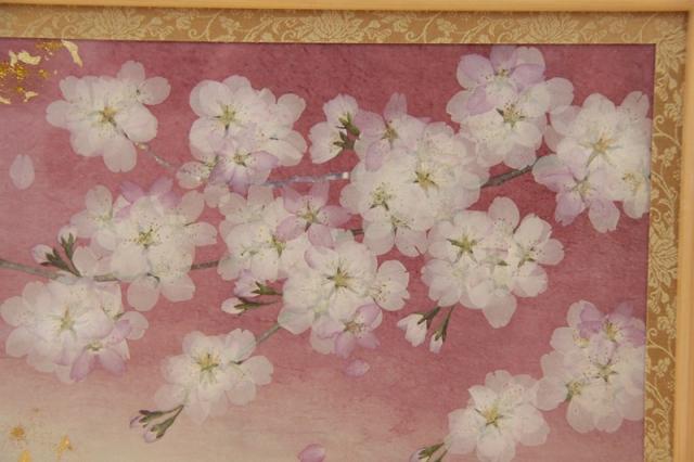 雛人形 親王平飾り 小出松寿 おぼこ雛 四寸 黄櫨染 hn191 hs1624 幅69cm 押し花屏風 春告げ桜 (24hina-ya-to1652) ひな人形 雛祭の通販は