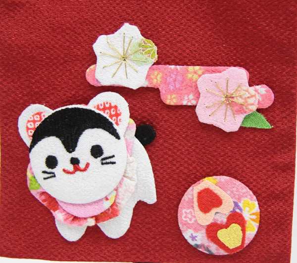 名前旗 [押絵こま犬桜] 赤生地 白糸刺繍文字 （特中） スタンド付き