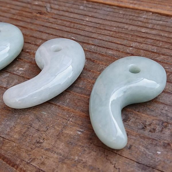 ビーズ アクセサリー用品 アクセサリー道具 材料 手芸 ハンドクラフト 楽器 コレクション 勾玉 翡翠 45mm 日本古来より伝わる装身具 【送料無料】_1