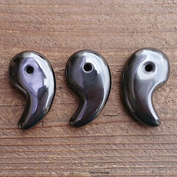 ビーズ アクセサリー用品 アクセサリー道具 材料 手芸 ハンドクラフト 楽器 コレクション 勾玉 ヘマタイト 特大 魔除け 邪気祓い 天然石 【送料無料】