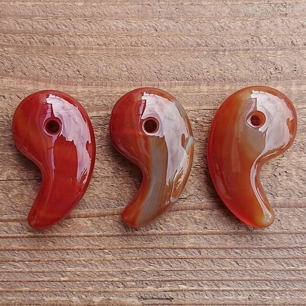 ビーズ アクセサリー用品 アクセサリー道具 材料 手芸 ハンドクラフト 楽器 コレクション 勾玉 赤瑪瑙 特大 日本古来より伝わる装身具 【送料無料】