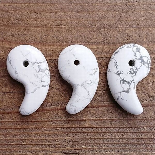 ビーズ アクセサリー用品 アクセサリー道具 材料 手芸 ハンドクラフト 楽器 コレクション 勾玉 ハウライト 特大 魔除け 邪気祓い 天然石 【送料無料】