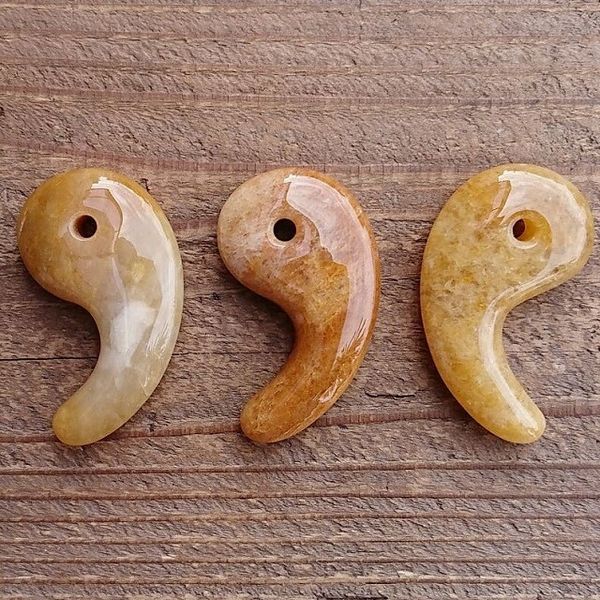 ビーズ アクセサリー用品 アクセサリー道具 材料 手芸 ハンドクラフト 楽器 コレクション 勾玉 イエロージェイド 特大 魔除け 邪気祓い 【送料無料】