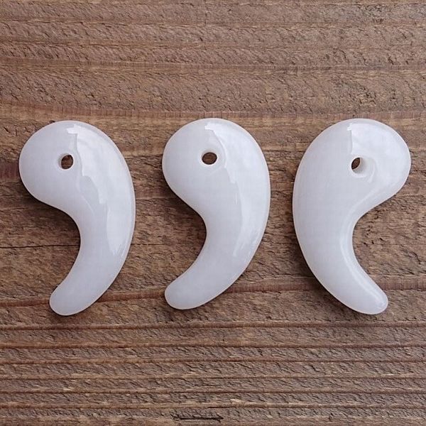 ビーズ アクセサリー用品 アクセサリー道具 材料 手芸 ハンドクラフト 楽器 コレクション 勾玉 ホワイトジェイド 特大 魔除け 邪気祓い 【送料無料】