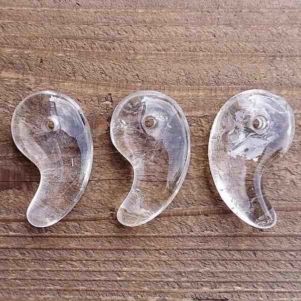 ビーズ アクセサリー用品 アクセサリー道具 材料 手芸 ハンドクラフト 楽器 コレクション 勾玉 天然水晶 特大 日本古来より伝わる装身具の通販は 8,078円