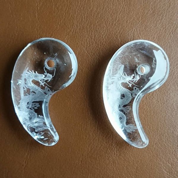 ビーズ アクセサリー用品 アクセサリー道具 材料 手芸 ハンドクラフト 楽器 コレクション 勾玉 天然水晶 特大 龍 浅彫り 魔除け 天然石 【送料無料】