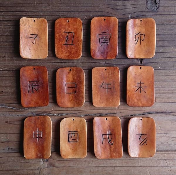 ビーズ アクセサリー用品 アクセサリー道具 材料 手芸 ハンドクラフト 楽器 コレクション 職人 手彫り仕上げ 十二支のプレート 漢字仕様 【送料無料】
